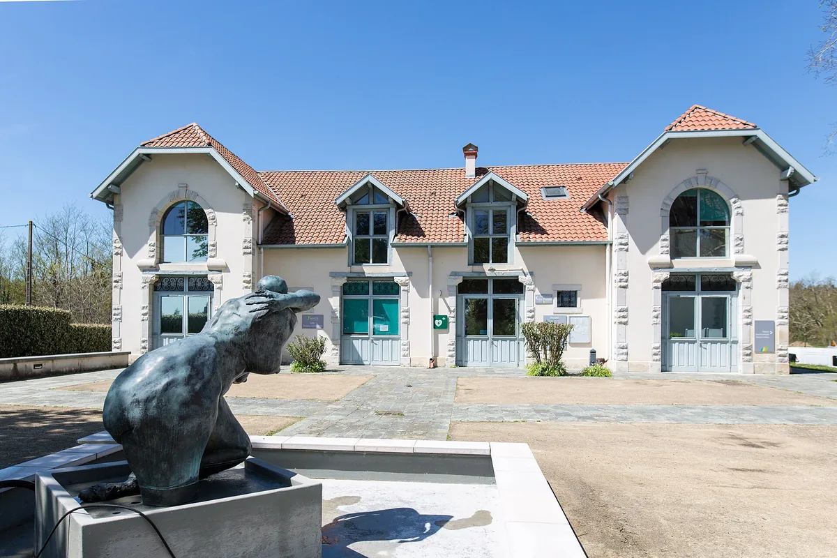 Bâtiment public et sculpture à Saint-Vincent-de-Tyrosse