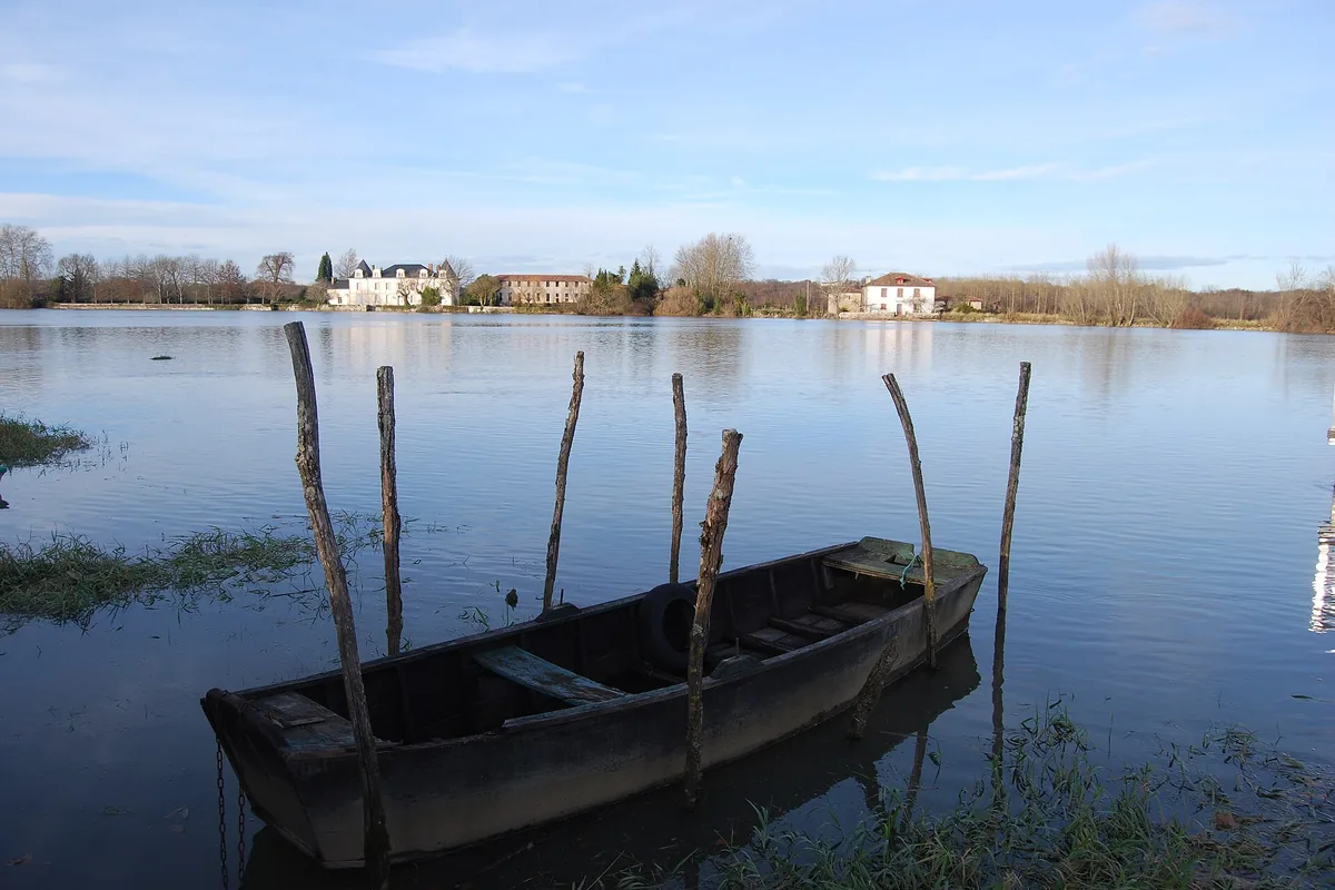 Barque amarrée sur l’Adour au port d’Urt