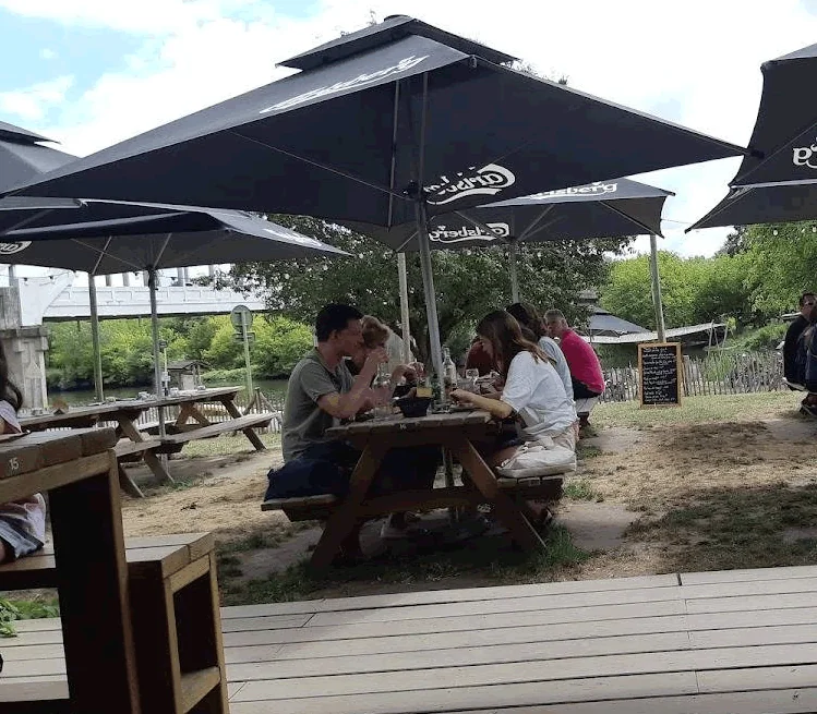Un groupe réuni sur la terrasse de La Guinguette